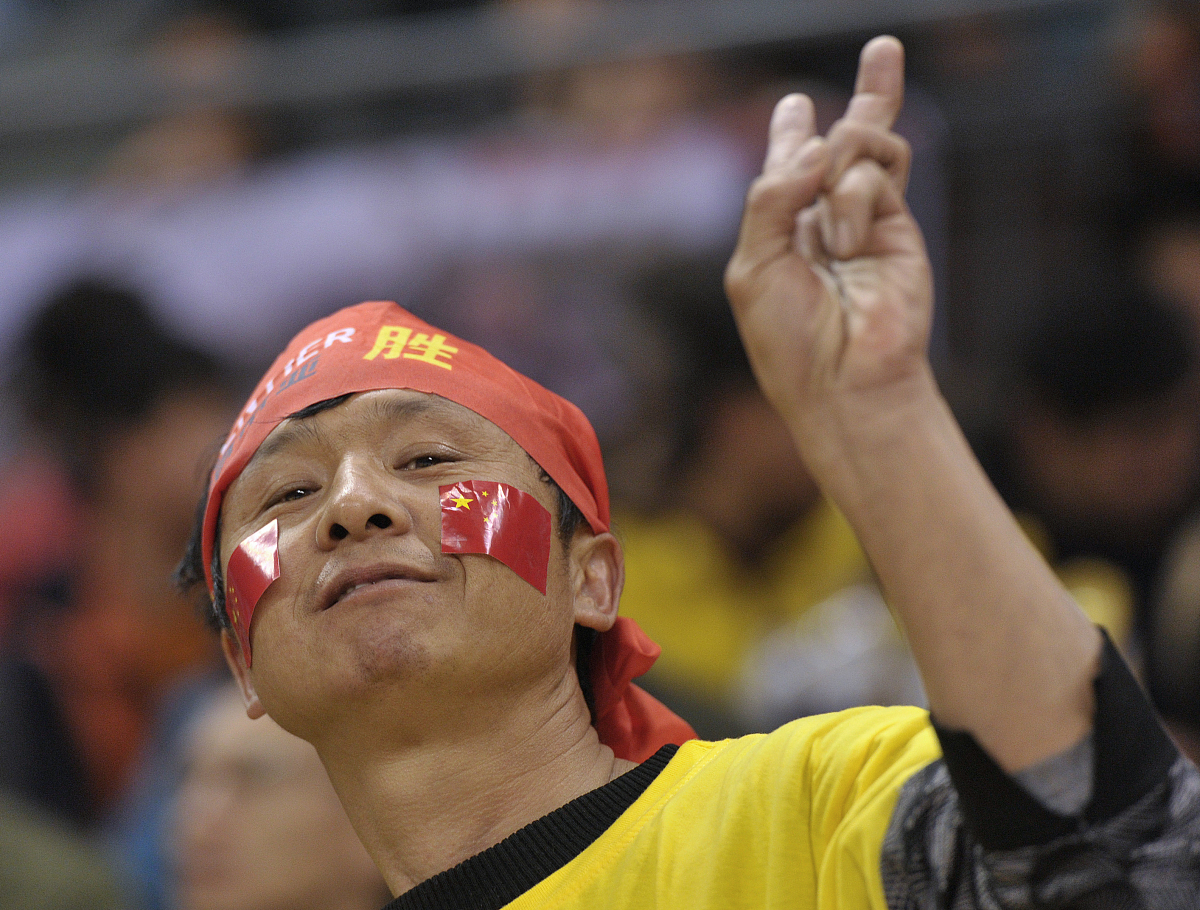 开云体育视频-粉丝们为心爱的球队欢呼助威