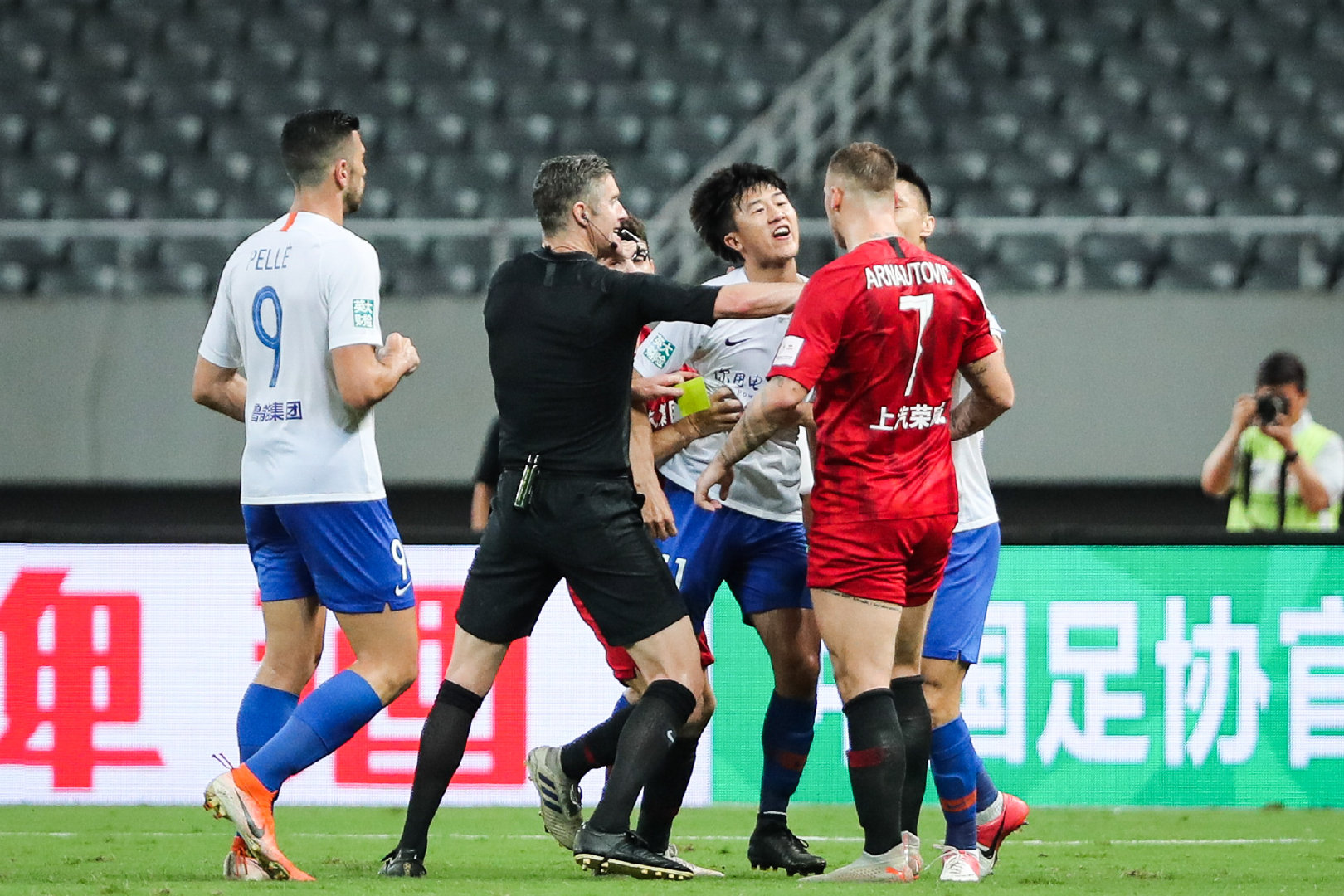 包含恒大客场击败鲁能，一举冲至积分榜榜首的词条